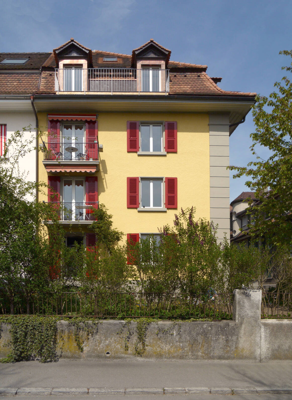 Strassenansicht, Blick auf Balkoneinbau im Dachraum