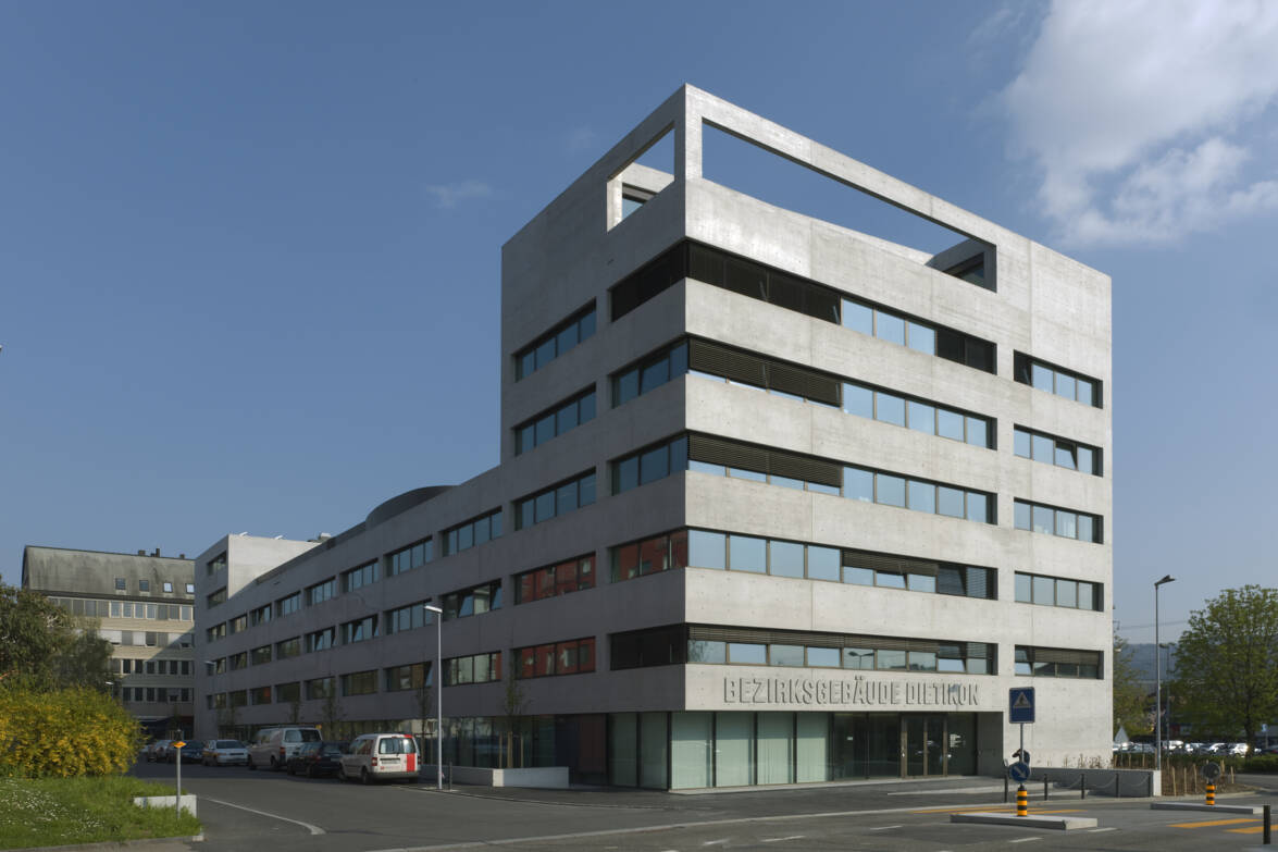 Bezirksgebäude, Haupteingang