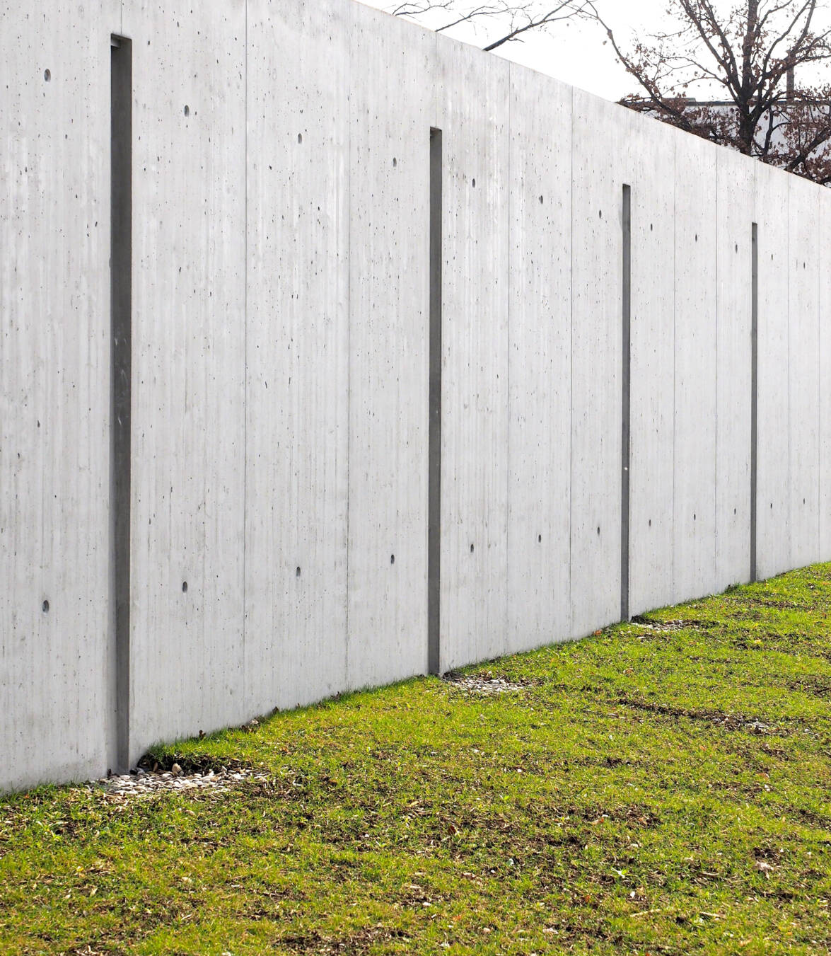 Rückfassade mit offen geführten Dachentwässerung