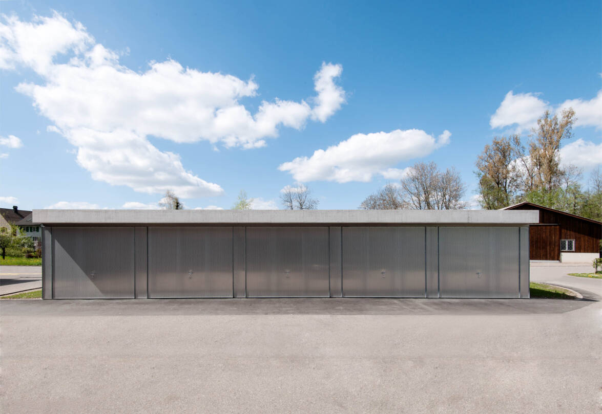 Frontfassade mit gelochten Toren