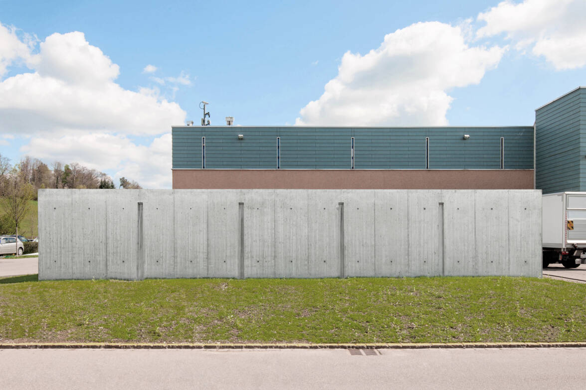 Rückfassade mit Bestand im Hintergrund