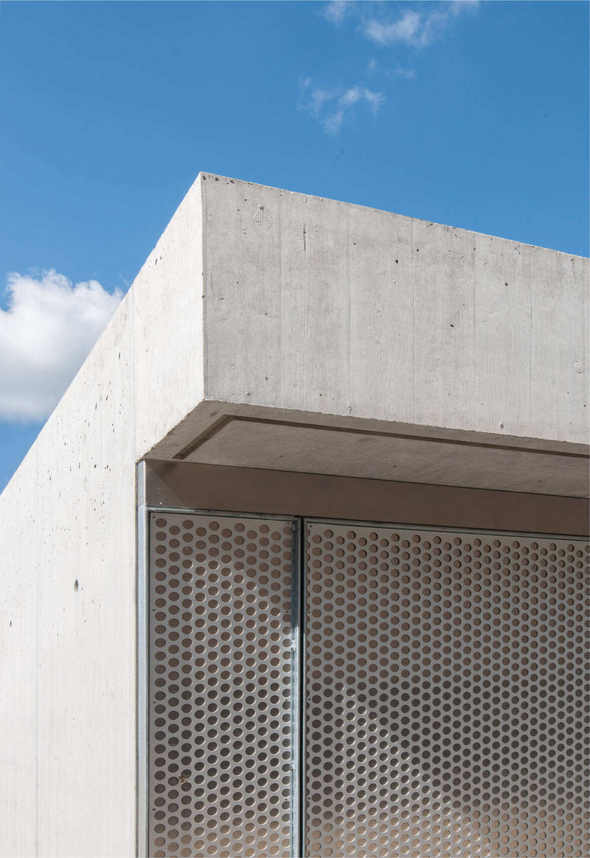 Anschlussdetail Torfront an Vordach