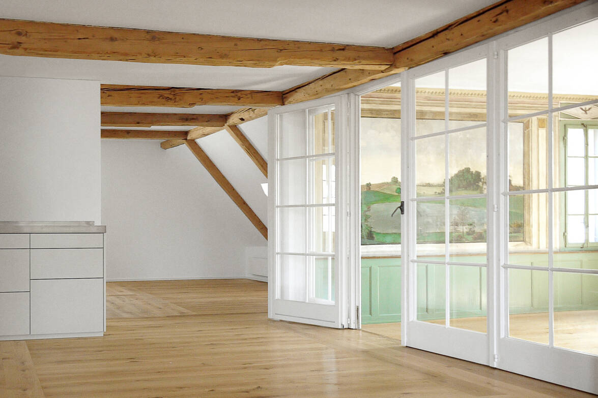 Wohnung 1. Dachgeschoss, Blick zu Küche und Erker mit historischen Wandmalereien