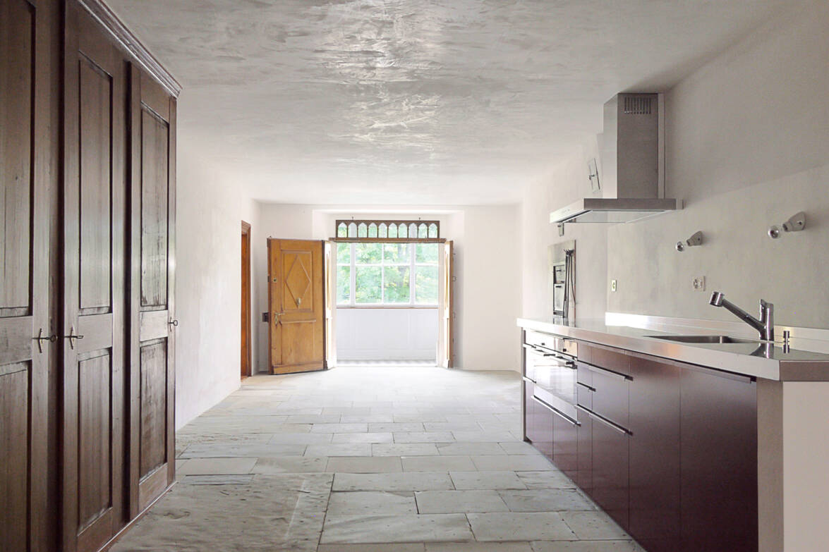 Wohnung Erdgeschoss, Küche mit denkmalgeschütztem Schrank und Aussenzugang