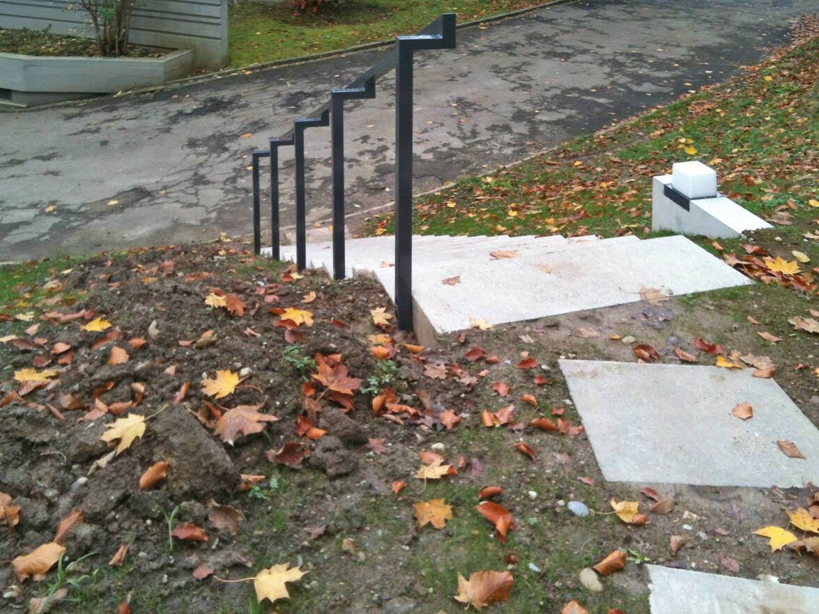 Aussentreppe mit Handlauf und Beleuchtung