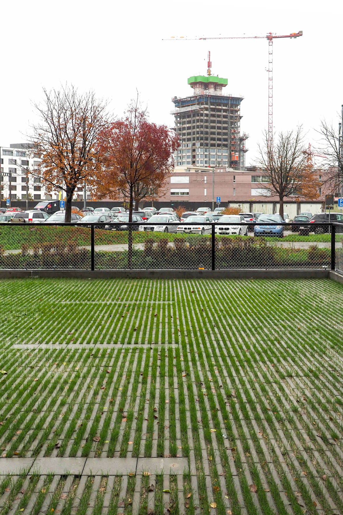 Parkierung oberhalb Stützmauer