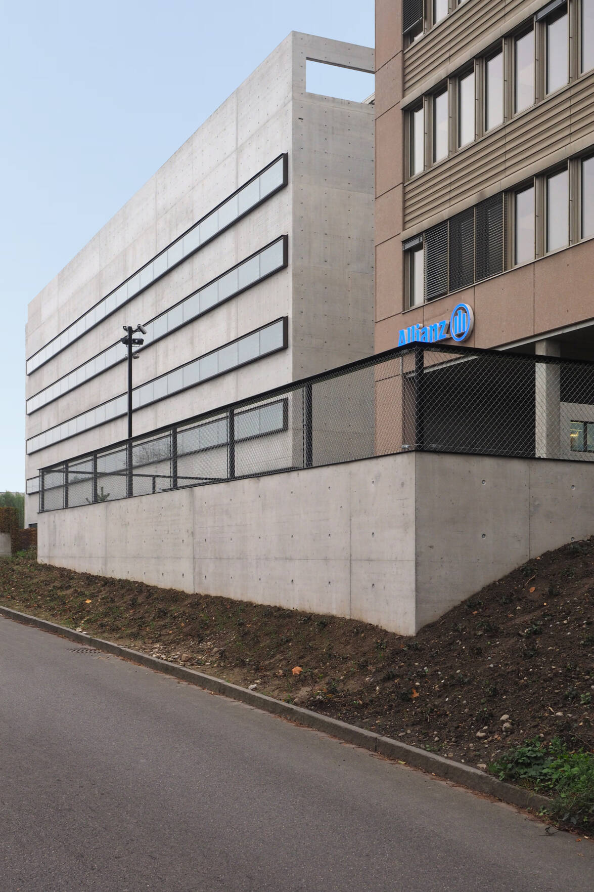Blick auf Bezirksgebäude und Parkierung mit Stützmauer, Weinigerstrasse <br>