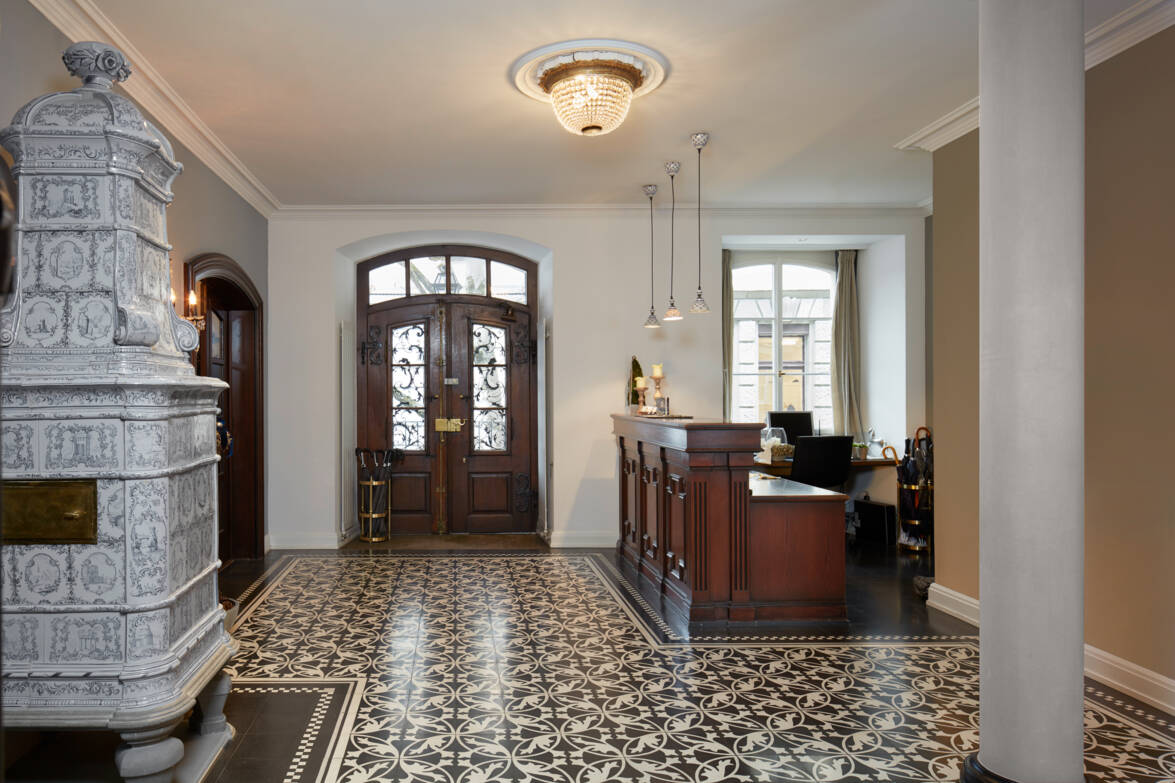 Empfangsbereich mit Lobby zu Hotel und Restaurant