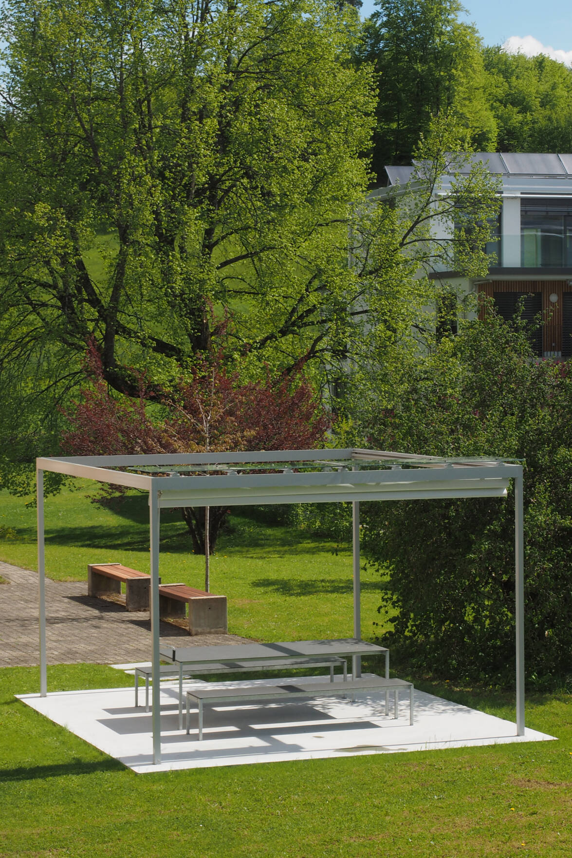 Gedeckte Pergola mit Betonsockel