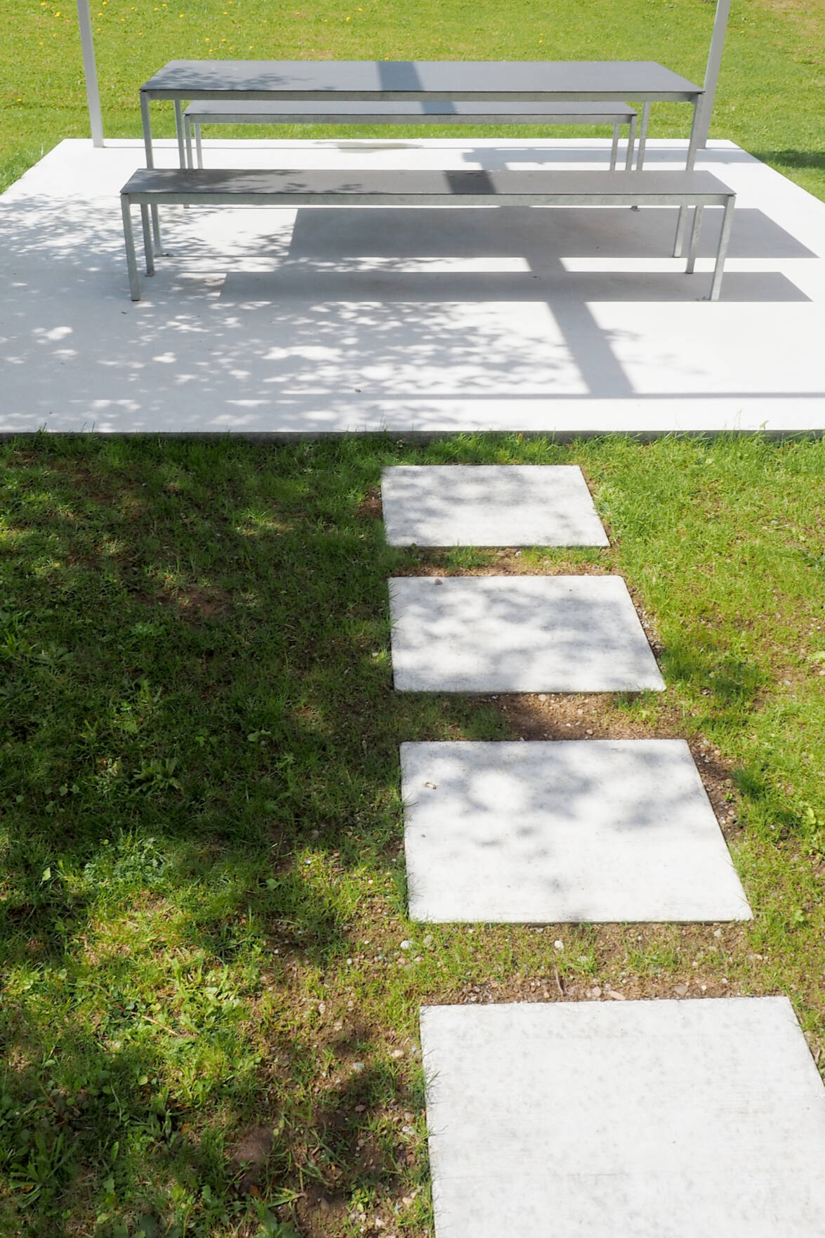 Zugang zu Pavillon, gegossene Betonplatten und -sockel