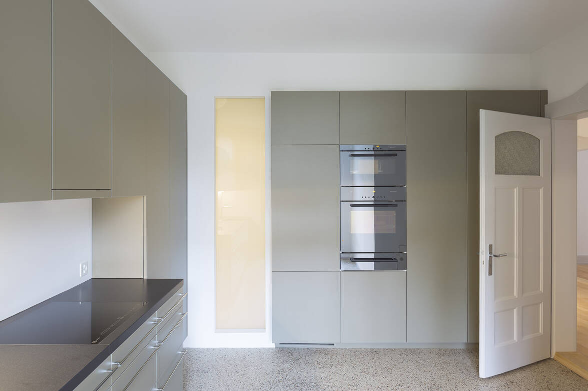 Küchenumbau mit bestehendem Terrazzoboden und neuem Glaseinsatz zu Badezimmer