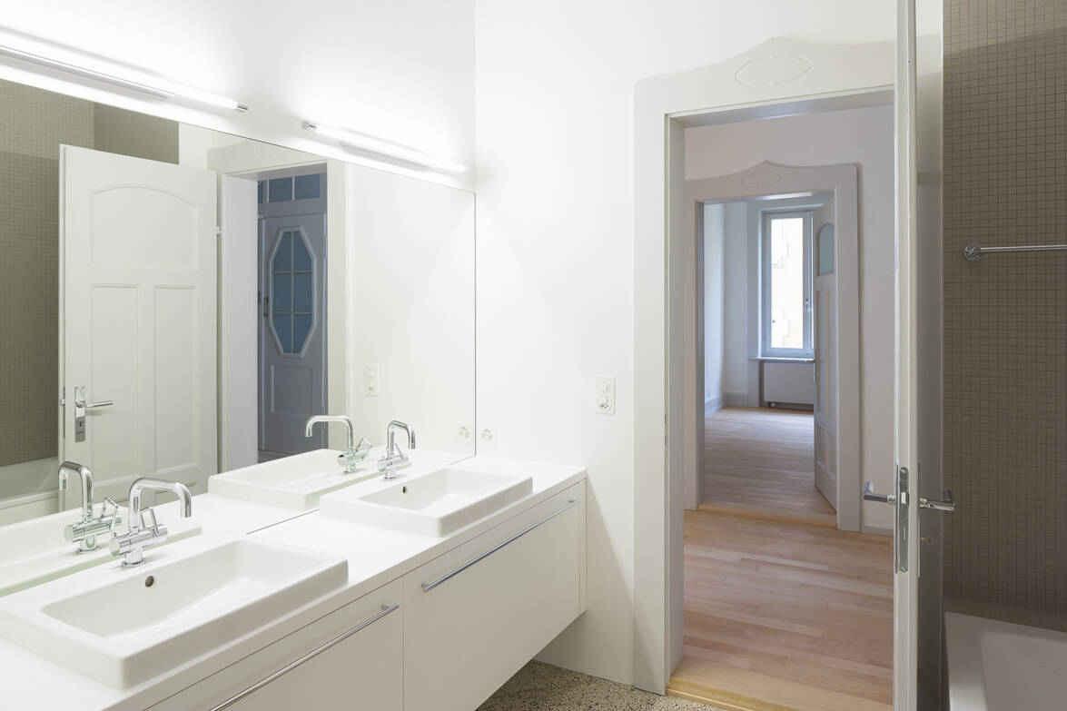 Durchblick Nasszelle zu Gang und Zimmer