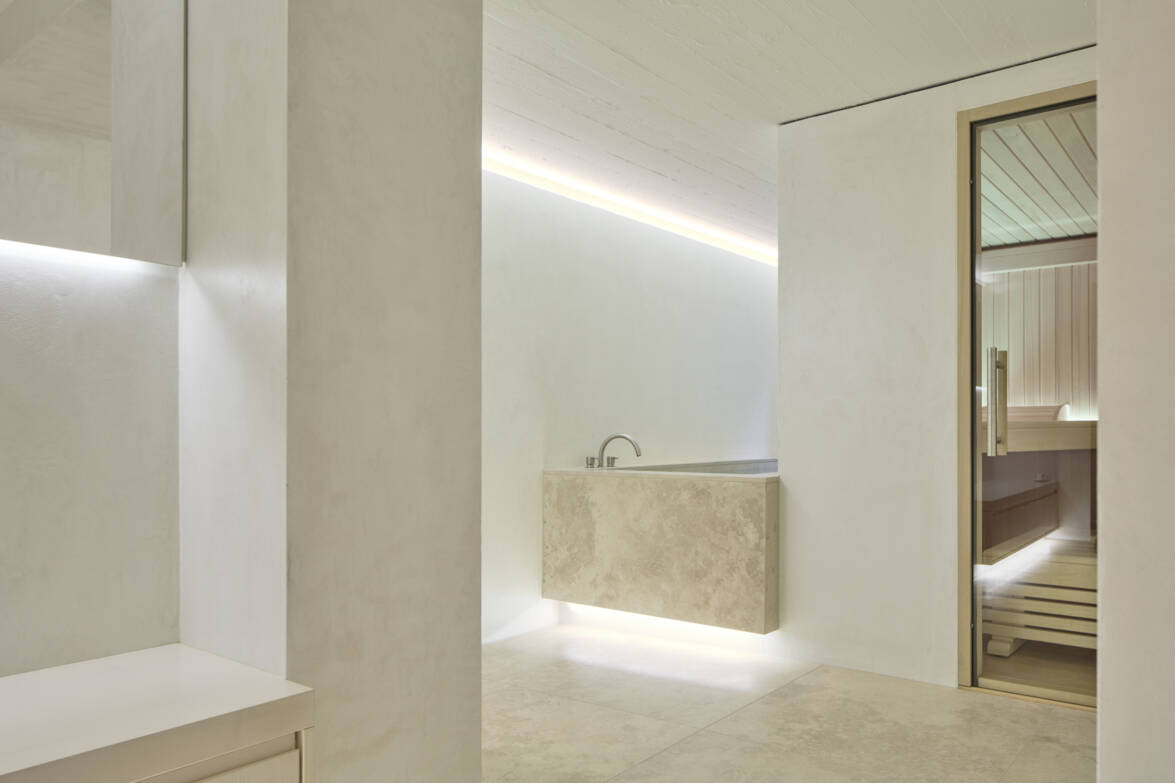 Wellnessraum mit Duschvorzone, Tauchbecken und Sauna