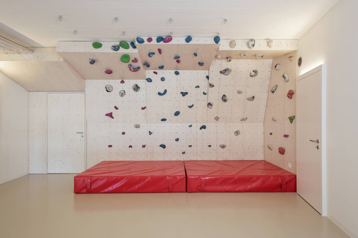 Fitnessraum mit Kletterwand