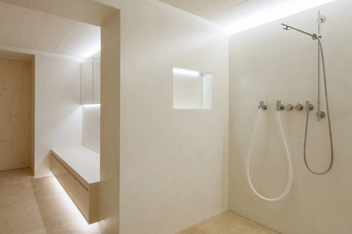 Wellness, Garderobenbereich mit Sitzbank und Dusche