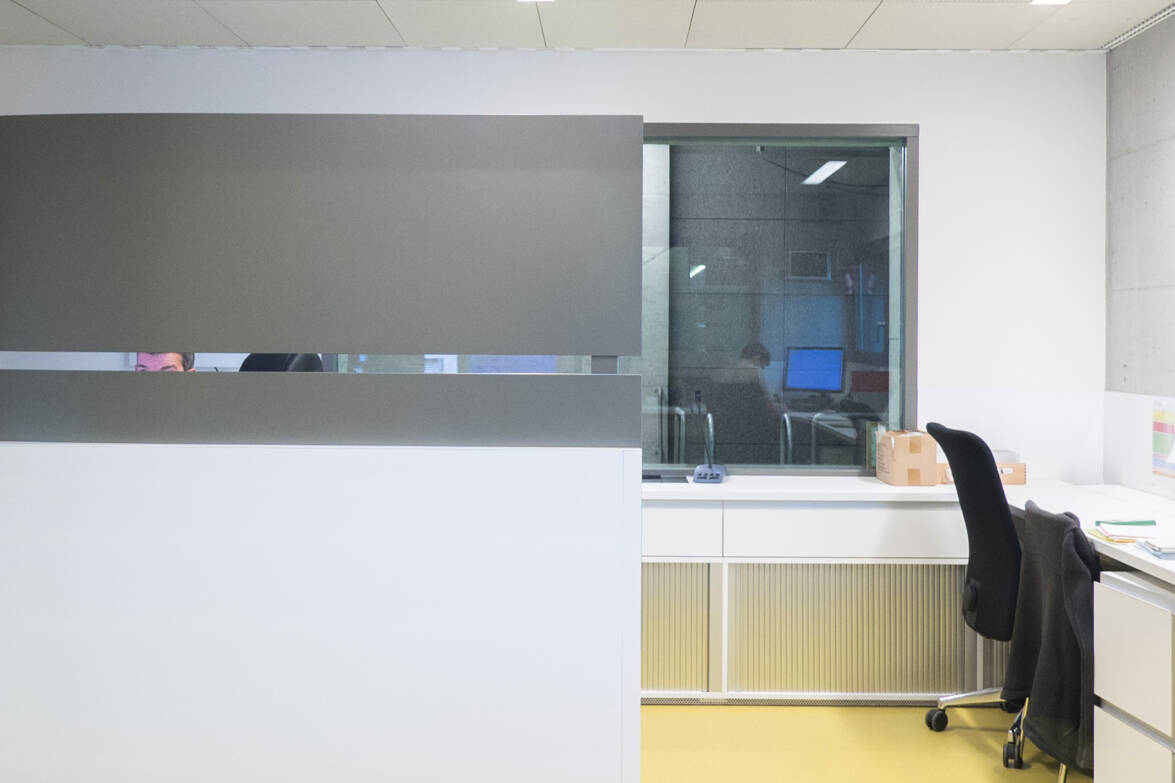 Blick auf Monitorblende