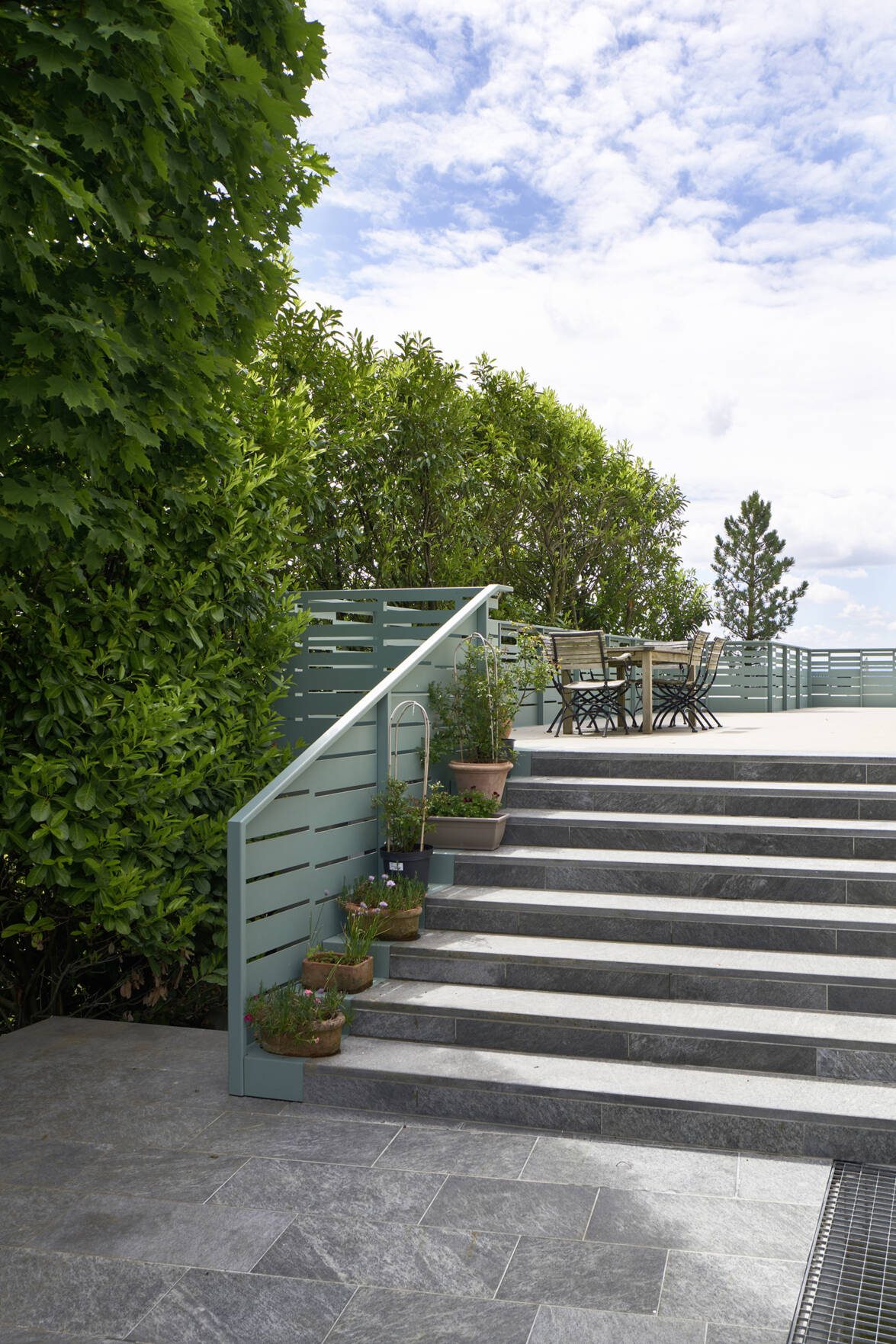 Terassenerweiterung Südostseite, mit Treppenaufgang, mit neuem Stahlgeländer