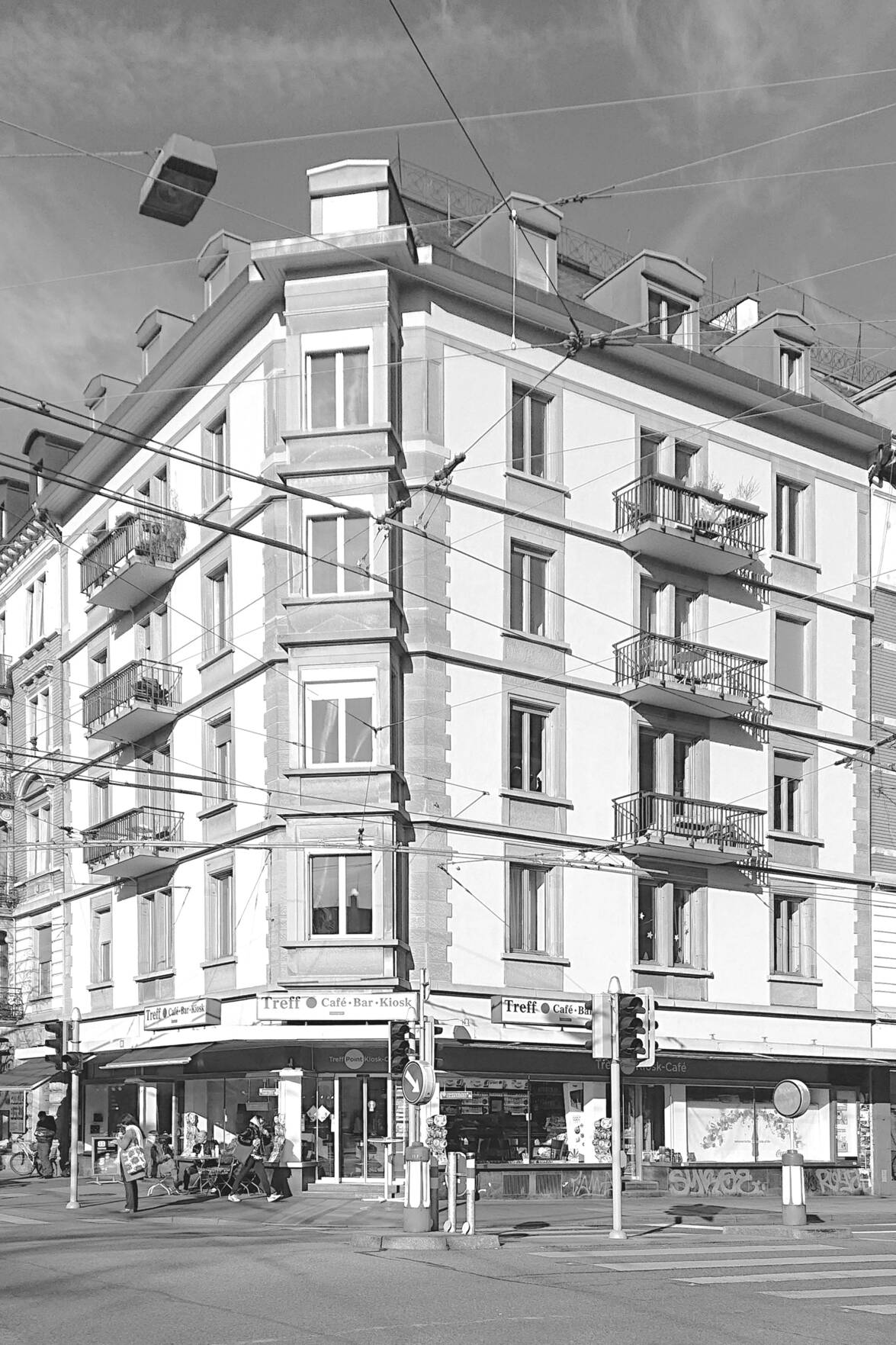 Aussenansicht Gebäudeecke bei Strassenkreuzung