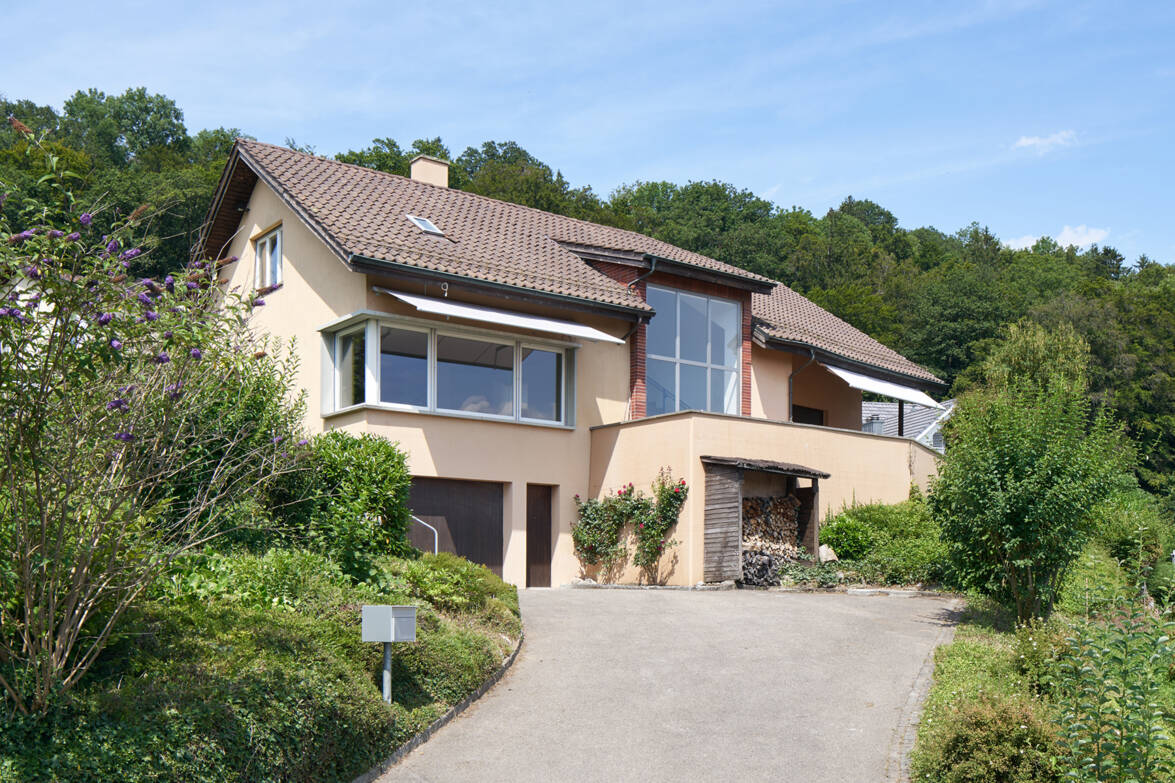 Aussenansicht, Vorplatz mit Zufahrt