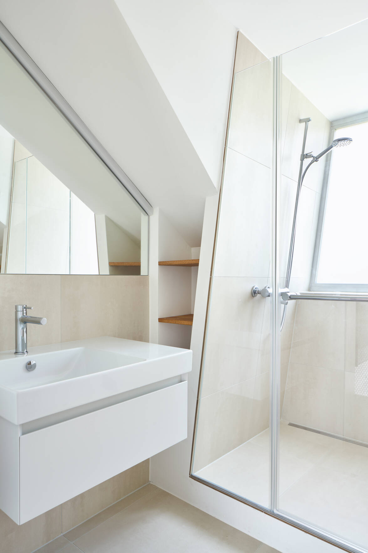 Badezimmer, mit Dusche unter Lukarne