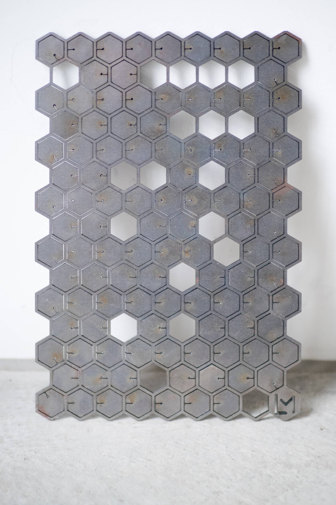 Baustelle, Stahlblech mit gelasertem Wabenmuster