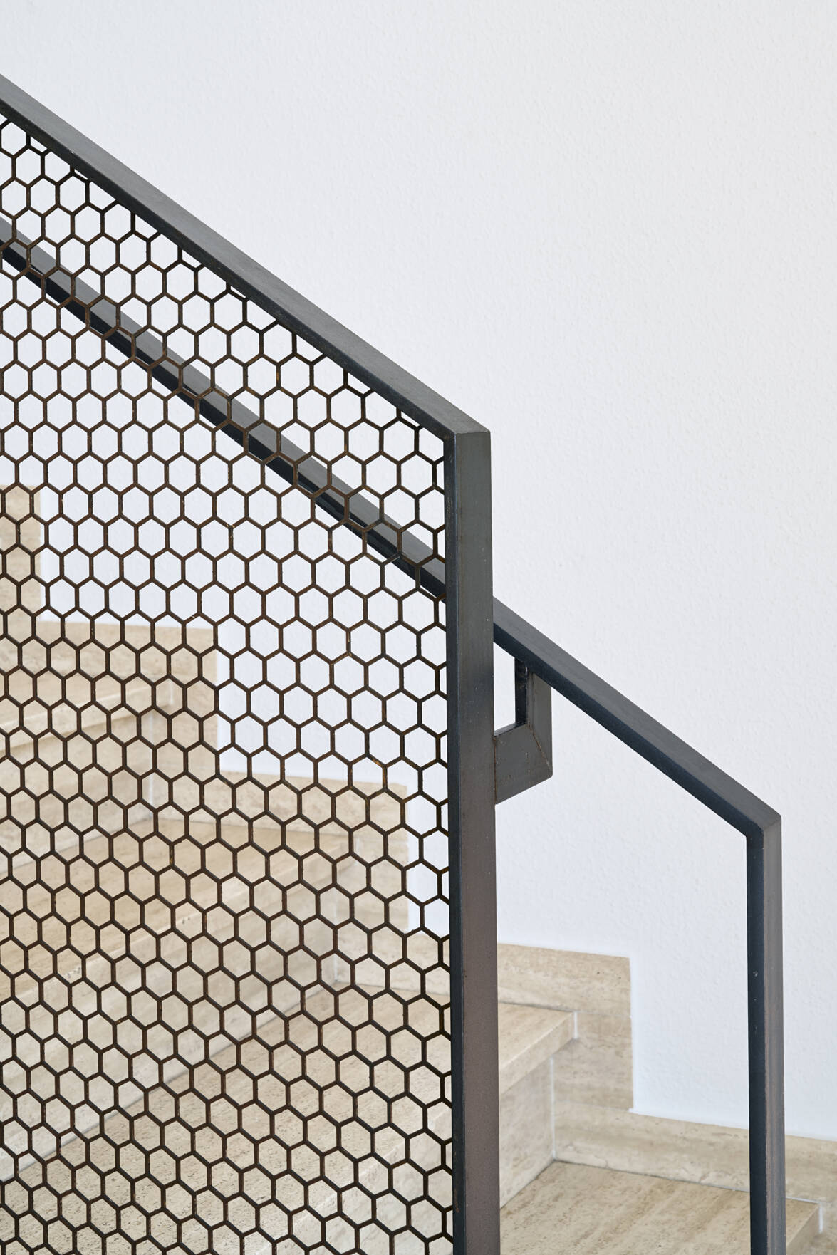 Gelasertes Stahlgeländer, Detail mit Handlauf