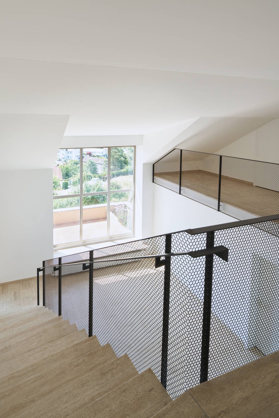 Wohnhalle, Blick Richtung Terrasse mit Aussicht
