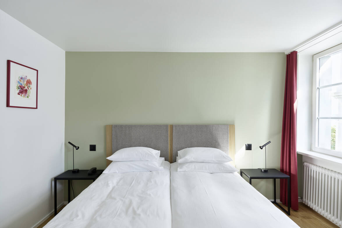 Hotelzimmer „Boutique Relax“, mit mobilen Nachttischen und Bettrücken