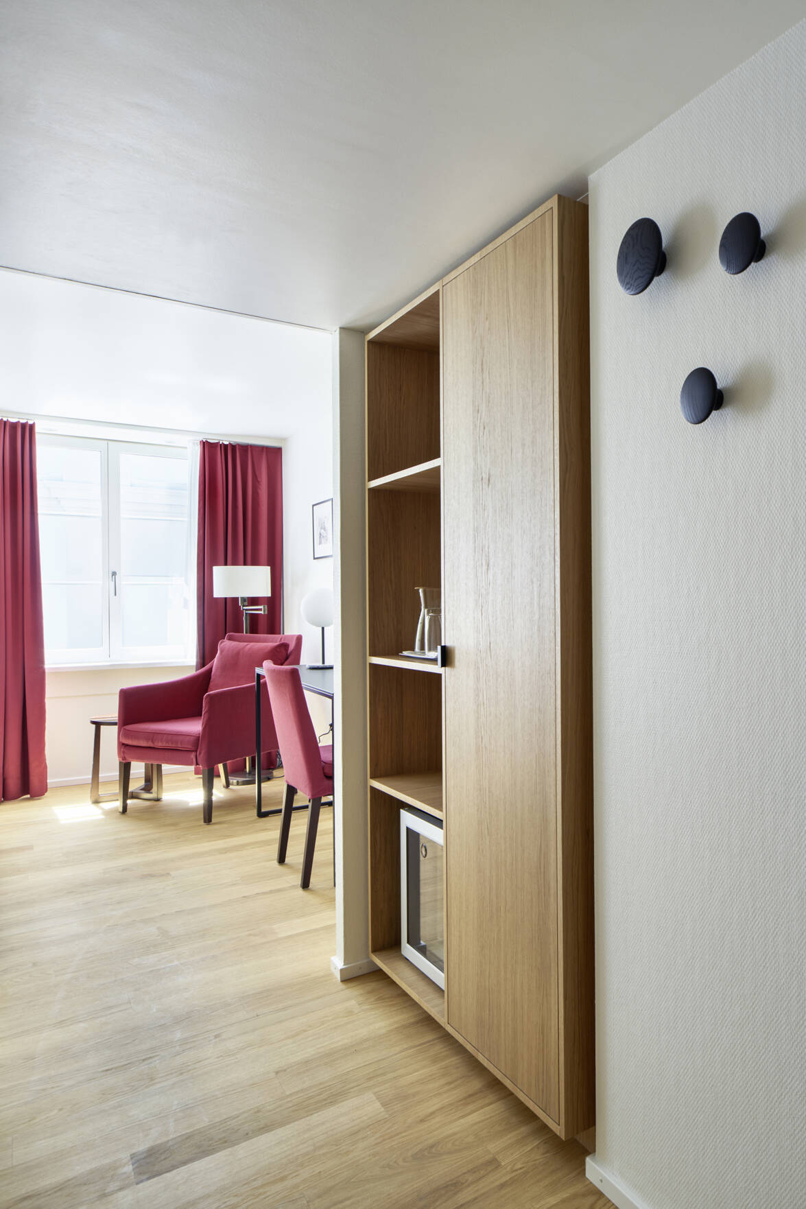 Eingangsbereich Hotelzimmer, mit Einbauschrank und Garderobe